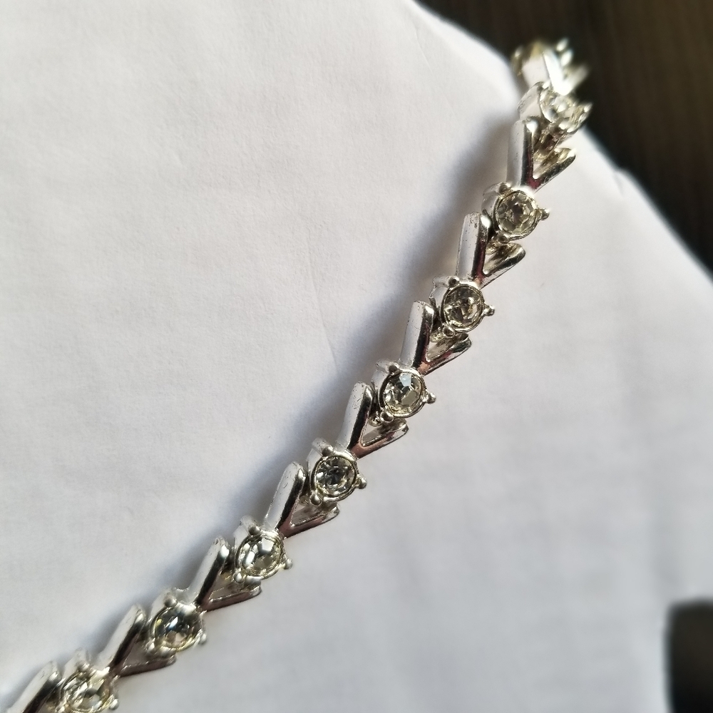 Silvertone Avon Tennis Bracelet V Shaped With Clear Rhinestones EUC - Picture 7 of 10
